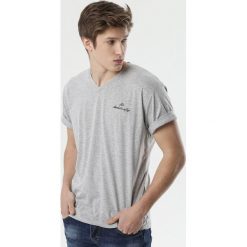 Jasnoszara Koszulka Arasine. Szare koszulki męskie Born2be, xl, z napisami, z dzianiny, eleganckie, bez kołnierzyka, z krótkim rękawem, krótkie. Za 49,99 zł.