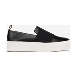 Calvin Klein Jacinta Slip On Buty Czarny. Czarne trampki i tenisówki damskie Calvin Klein, bez wzorów, ze skóry, bez zapięcia. Za 640,95 zł.
