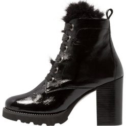 Helia Botki na obcasie black. Czarne botki damskie na obcasie marki Helia, z materiału. Za 759,00 zł.