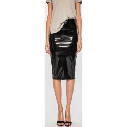Guess Jeans - Spódnica. Czarne spódniczki damskie Guess Jeans, z aplikacjami, z elastanu, z podwyższonym stanem, midi, ołówkowe. W wyprzedaży za 229,90 zł.