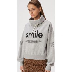 Bluza z wiązanym kołnierzem - Jasny szary. Szare bluzy damskie Sinsay, s. W wyprzedaży za 29,99 zł.