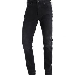 Lee RIDER ORNAMENTAL Jeansy Slim Fit conifer. Czarne jeansy męskie relaxed fit marki Lee. W wyprzedaży za 254,50 zł.