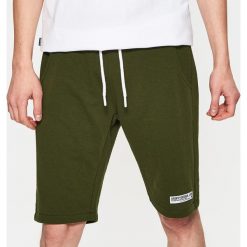 Spodenki i szorty męskie: Dresowe szorty z naszywką – Khaki