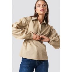 NA-KD Trend Krótka koszula z miseczkami - Beige. Brązowe koszule wiązane damskie NA-KD Trend, z krótkim rękawem. Za 161,95 zł.
