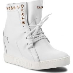 Sneakersy CARINII - B4359 G34-000-000-B88. Białe sneakersy damskie Carinii, z materiału. W wyprzedaży za 229,00 zł.