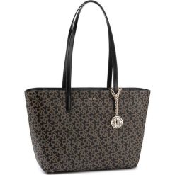 Torebka DKNY - Bryant Md Zip Tote R7A4J014 Nho Ebony/Blk. Czarne torebki klasyczne damskie DKNY, bez wzorów, ze skóry ekologicznej, klasyczne, bez dodatków. Za 809,00 zł.