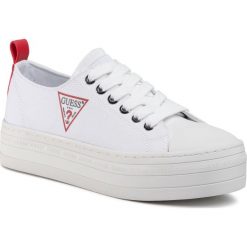 Tenisówki GUESS - Brigs FL6BRS FAB12 WHITE. Białe półbuty damskie Guess, na co dzień, z aplikacjami, z gumy, bez obcasa, na koturnie, bez zapięcia. W wyprzedaży za 279,00 zł.