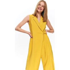 ELEGANCKI KOMBINEZON DAMSKI. Żółte kombinezony damskie Top Secret, na zimę, bez wzorów, z tkaniny, eleganckie, z dekoltem w serek, z długim rękawem, długie. W wyprzedaży za 169,99 zł.