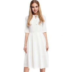 Ecru Sukienka Elegancka Rozkloszowana z Wiązaniem przy Dekolcie. Szare sukienki damskie marki Molly.pl, do pracy, s, bez wzorów, z tkaniny, eleganckie, bez kołnierzyka, bez rękawów, rozkloszowane. Za 145,90 zł.