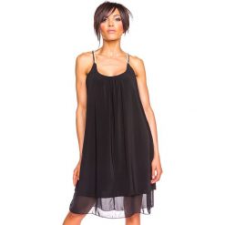 Sukienka "Fiona" w kolorze czarnym. Czarne sukienki damskie Glamour Paris, s, bez wzorów, bez kołnierzyka, bez rękawów, midi. W wyprzedaży za 109,95 zł.
