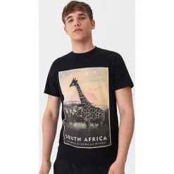 T-shirt z nadrukiem Safari - Czarny. Czarne t-shirty męskie House, s, z nadrukiem, bez kołnierzyka. Za 39,99 zł.