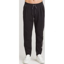SPODNIE DRESOWE Armani Exchange. Czarne spodnie męskie Armani Exchange, na imprezę, s, z nadrukiem, z bawełny. Za 356,30 zł.