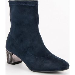 WSUWANE GRANATOWE BOTKI. Niebieskie botki damskie marki KYLIE, bez obcasa, bez zapięcia. Za 159,00 zł.