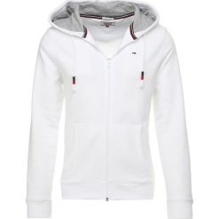 Tommy Jeans ESSENTIAL ZIPTHRU Bluza rozpinana classic white. Białe kardigany męskie Tommy Jeans, xl, bez wzorów, z bawełny, bez kołnierzyka, bez rękawów, bez kaptura. Za 399,00 zł.