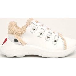 Love Moschino - Buty. Białe buty sportowe damskie Love Moschino, bez wzorów, ze skóry, sportowe. W wyprzedaży za 769,90 zł.