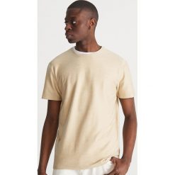 Gładki T-shirt - Beżowy. Brązowe t-shirty męskie marki Reserved, s, bez wzorów, bez kołnierzyka. Za 59,99 zł.
