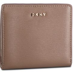 Mały Portfel Damski DKNY - Bryant Bifold Wallet R83Z3657 Desert DES. Pomarańczowe portfele damskie DKNY, bez wzorów, ze skóry. W wyprzedaży za 239,00 zł.