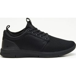 Niskie sneakersy - Czarny. Czarne sneakersy męskie Cropp, bez zapięcia. W wyprzedaży za 69,99 zł.