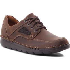 Półbuty CLARKS - Unnature Time 261279437 Dark Brown Lea. Brązowe derby męskie Clarks, z materiału. W wyprzedaży za 279,00 zł.