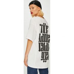 Answear - Top Manifest Your Style Be The Game Changer. Białe bluzki damskie ANSWEAR, s, z nadrukiem, z bawełny, z okrągłym kołnierzem. W wyprzedaży za 34,90 zł.