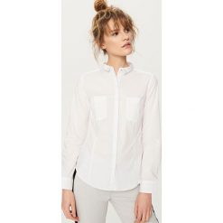 Elegancka koszula - Biały. Białe koszule damskie Reserved, bez wzorów, eleganckie, bez kołnierzyka, bez rękawów. Za 79,99 zł.