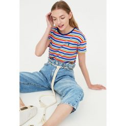 Koszulka w paski z haftem. Fioletowe t-shirty damskie marki Pull&Bear, z haftami. Za 49,90 zł.