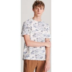 T-shirt z nadrukiem na całości - Kremowy. Białe t-shirty męskie Reserved, s, z nadrukiem, bez kołnierzyka. Za 39,99 zł.