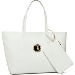 Torebka TRUSSARDI JEANS - Sophie Shopper E/W Lg 75B00838 W001. Białe torby damskie na zakupy Trussardi Jeans, bez wzorów, z jeansu, klasyczne, na ramię, bez dodatków. W wyprzedaży za 379,00 zł.