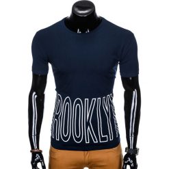 T-SHIRT MĘSKI Z NADRUKIEM S978 - GRANATOWY. Niebieskie t-shirty męskie Ombre Clothing, s, z nadrukiem, bez kołnierzyka. Za 19,99 zł.
