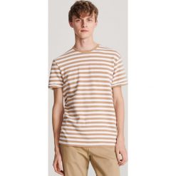 T-shirt w paski - Beżowy. Brązowe t-shirty męskie Reserved, s, w paski, bez kołnierzyka. W wyprzedaży za 39,99 zł.