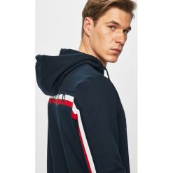 Tommy Hilfiger - Bluza. Niebieskie bluzy męskie TOMMY HILFIGER, s, z nadrukiem, z bawełny, z kapturem, bez rękawów, z kapturem. W wyprzedaży za 429,90 zł.