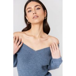 NA-KD Sweter z dekoltem V - Blue. Niebieskie swetry oversize damskie marki NA-KD, z dzianiny. W wyprzedaży za 97,17 zł.