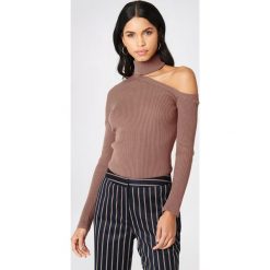 Swetry klasyczne damskie: NA-KD Trend Sweter z półgolfem i wycięciem na ramieniu – Brown,Pink