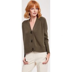 Kardigan w kolorze khaki. Zielone swetry damskie ZOCHA, s, z bawełny. W wyprzedaży za 194,95 zł.