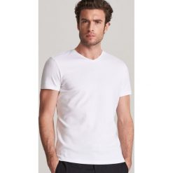 T-shirt z dekoltem w serek - Biały. Białe t-shirty męskie Reserved, s, bez wzorów, z dekoltem w serek. W wyprzedaży za 25,99 zł.
