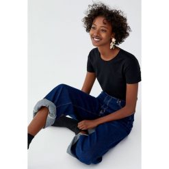 Koszulka basic z szerokim obszyciem. Czarne t-shirty damskie marki Pull&Bear. Za 29,90 zł.