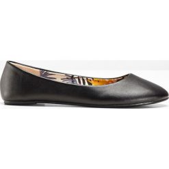 Baleriny bonprix czarny. Czarne baleriny damskie bonprix, bez wzorów, bez obcasa. Za 42,99 zł.
