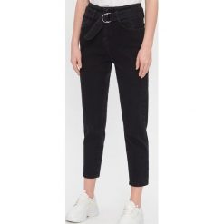 Jeansy high waist z paskiem - Czarny. Czarne jeansy damskie House, z podwyższonym stanem. Za 119,99 zł.