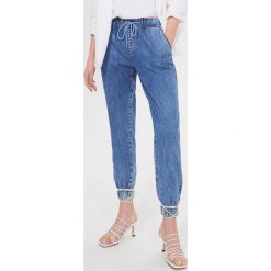 Jeansy typu jogger -. Jeansy damskie Mohito. Za 119,99 zł.