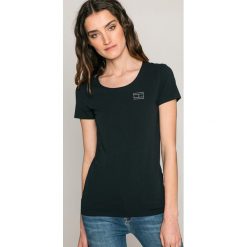 Tommy Hilfiger - Top. Niebieskie bluzki damskie marki TOMMY HILFIGER, l, z aplikacjami, z bawełny, casualowe, z okrągłym kołnierzem, z krótkim rękawem. W wyprzedaży za 129,90 zł.