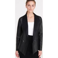 Zakiet z laczonych materialów - Czarny. Czarne żakiety damskie Reserved, bez wzorów, z materiału. Za 99,99 zł.