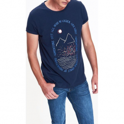 T-SHIRT MĘSKI Z NADRUKIEM. Niebieskie t-shirty męskie marki Top Secret, na zimę, m, z nadrukiem, z bawełny. W wyprzedaży za 19,99 zł.