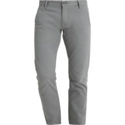 DOCKERS ALPHA CASUAL WASHED Spodnie materiałowe sedona sage. Szare spodnie męskie marki DOCKERS, na co dzień, m, bez wzorów, z elastanu, casualowe. Za 399,00 zł.