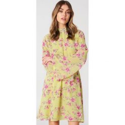 Andrea Hedenstedt x NA-KD Sukienka z wycięciem - Multicolor,Yellow. Żółte sukienki na komunię marki Andrea Hedenstedt x NA-KD, z poliesteru, z dekoltem na plecach. W wyprzedaży za 40,19 zł.