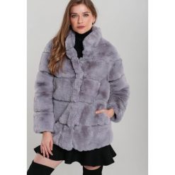 Szara Kurtka Keep On Calling. Szare kurtki damskie Renee, na zimę, s, z haftami, z futra, eleganckie, długie, bez kaptura. Za 349,99 zł.