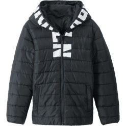 Kurtka ocieplana bonprix czarny. Czarne kurtki chłopięce bonprix, z nadrukiem, z kapturem. Za 124,99 zł.