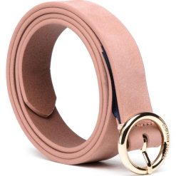 Pasek Damski TOMMY HILFIGER - Round Buckle Nubuck Belt 2.5 AW0AW06545 521. Różowe paski damskie TOMMY HILFIGER, w paski, ze skóry. Za 179,00 zł.