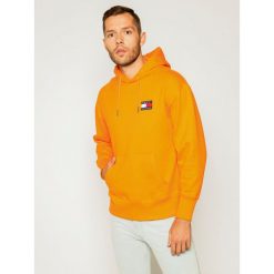 Bluza Tommy Jeans Tommy Badge DM0DM06593. Pomarańczowe bluzy męskie Tommy Jeans, m, bez wzorów, z bawełny, bez kołnierzyka, bez rękawów, bez kaptura. Za 429,00 zł.