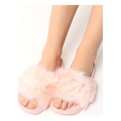 Różowe Klapki Fluffy Bunny. Czerwone kapcie damskie marki Born2be, z materiału, na platformie. Za 49,99 zł.