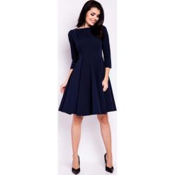 Granatowa Sukienka Elegancka Rozkloszowana z Zakładkami przy Dekolcie. Niebieskie sukienki damskie Molly.pl, na co dzień, s, bez wzorów, z tkaniny, eleganckie, z klasycznym kołnierzykiem, bez rękawów, rozkloszowane. Za 129,90 zł.